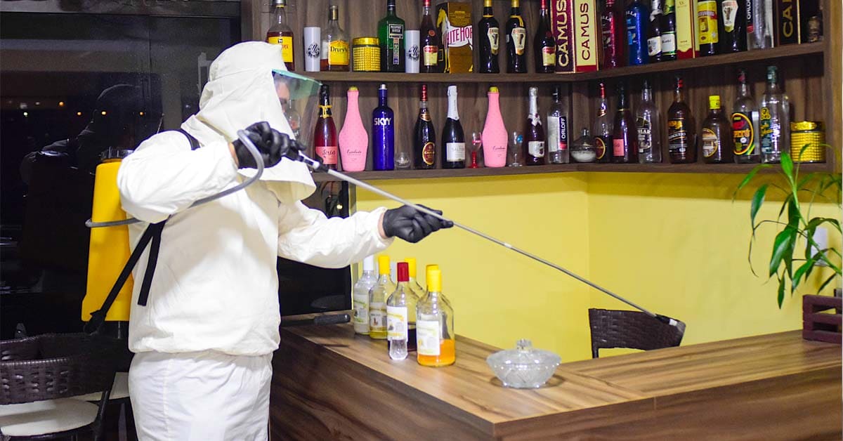 Técnico fazendo a sanitização em restaurantes