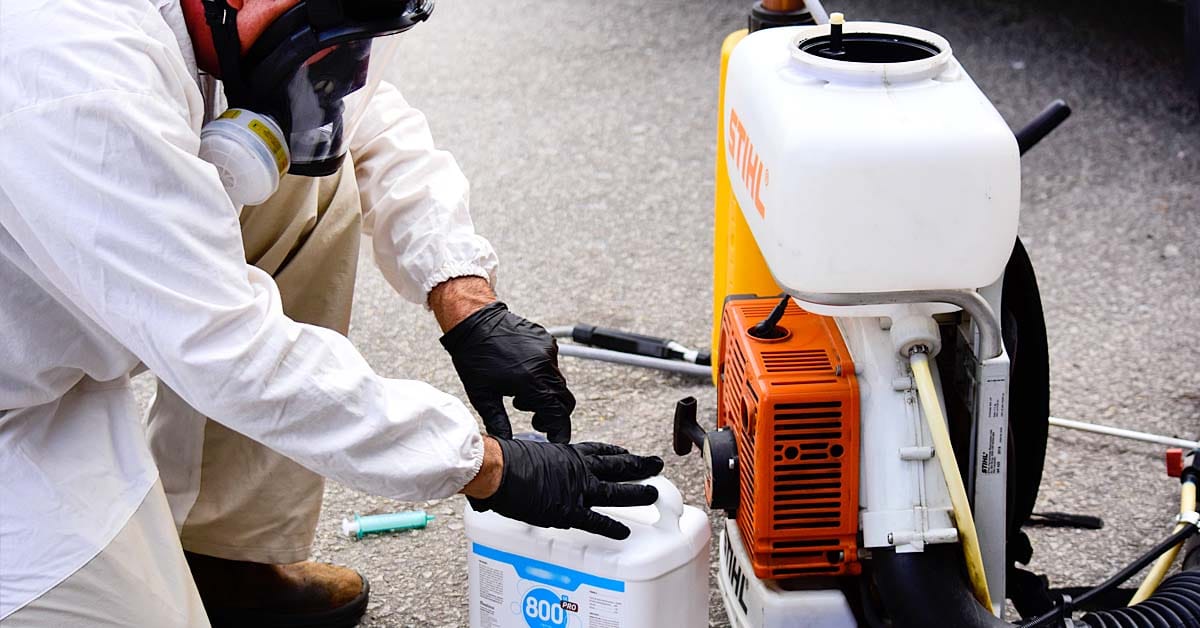 Técnico manipulando produtos sanitizantes