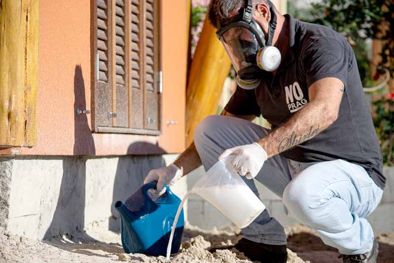 profissional aplicando calda de descupinização